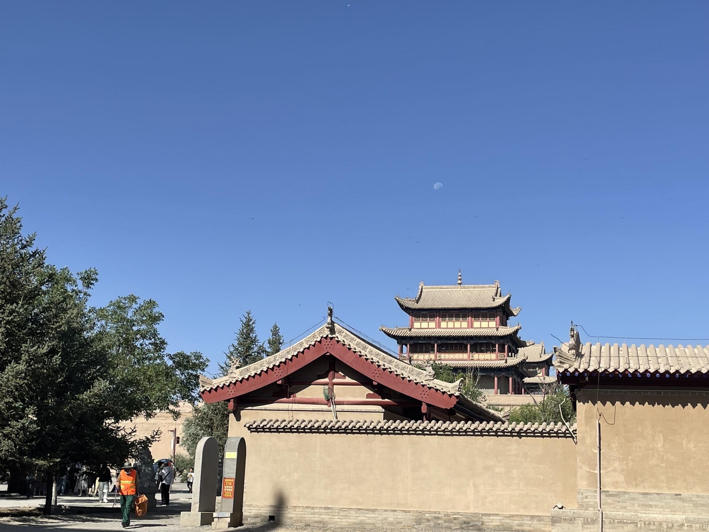 日月同辉下的嘉峪关.jpg